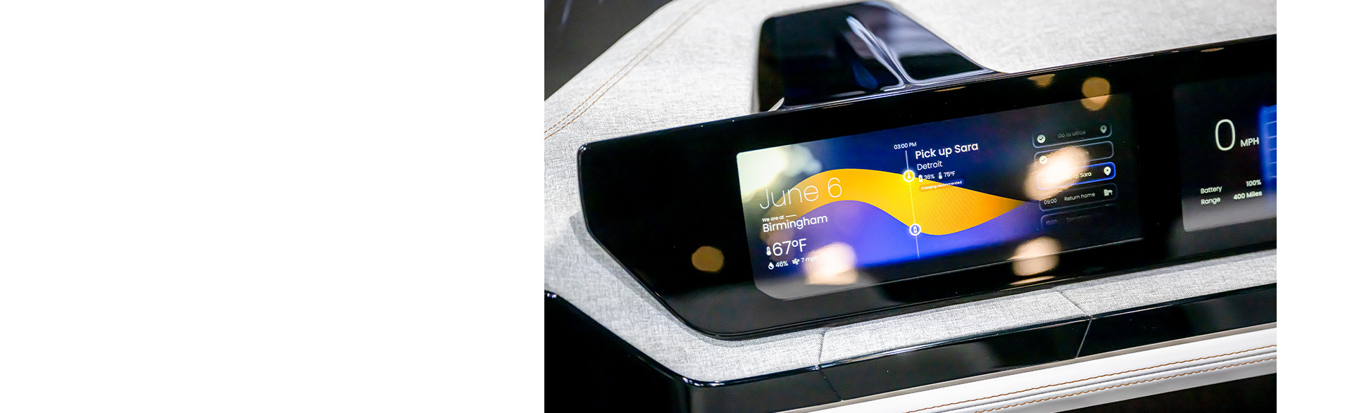 El tablero en el interior del vehículo conceptual Chrysler Halcyon, con el foco puesto en la pantalla plana grande de la consola central.